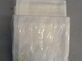 une pile de serviettes blanches posée sur une table