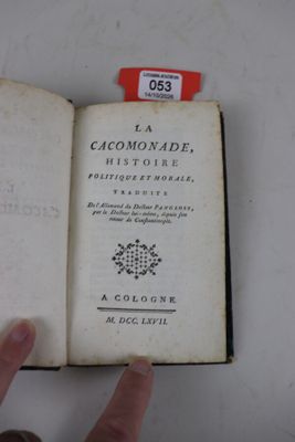 quelqu'un tient un livre à la main et le montre du doigt