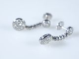 une paire de boucles d'oreilles posée sur une table