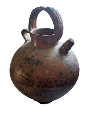 un vase brun avec une anse sur fond blanc
