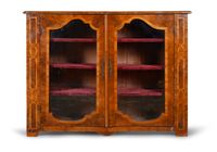 Bibliothèque en bois de placage à décor de filets ouvrant à …
