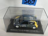 une petite voiture dans une vitrine, avec une étiquette de prix