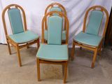 trois chaises aux assises rembourrées bleues sont disposées devant un fond blanc