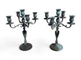 paire de candélabres anciens en bronze avec des bougeoirs sur pied