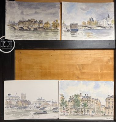 trois tableaux représentant un pont au-dessus d'une rivière, accrochés au mur