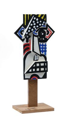 sculpture représentant un visage, posée sur un socle en bois, sur fond blanc