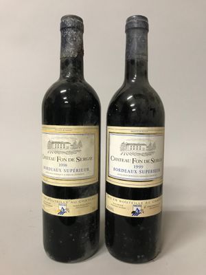 deux bouteilles de vin posées l'une à côté de l'autre sur une table