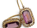 une paire de boucles d'oreilles en améthorate et en perles