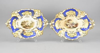 deux assiettes bleues et dorées sur lesquelles figurent les portraits d'un homme et d'une femme