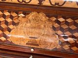 une grande boîte en bois ornée d'un motif