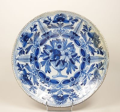 une assiette bleue et blanche ornée d'un motif floral