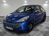 une photo d'une voiture bleue garée dans un garage