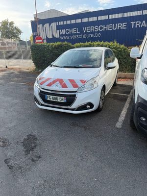 des voitures garées sur un parking devant un grand panneau