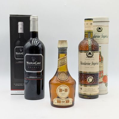 trois bouteilles d'alcool sont posées les unes à côté des autres sur une surface blanche