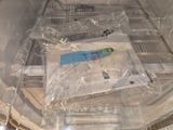 un sac en plastique qui se trouve à l'intérieur d'un réfrigérateur