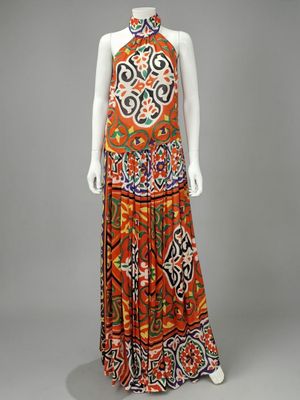 une robe à motifs orange et noirs, à col ras du cou