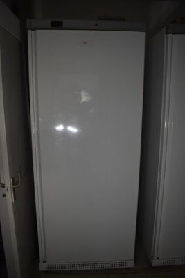 un réfrigérateur blanc dans le coin d'une pièce