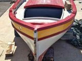 un petit bateau posé par terre