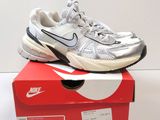 une boîte sur laquelle est posée une paire de chaussures