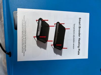 deux appareils électroniques posés sur une boîte bleue