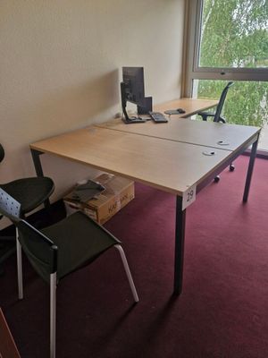 un bureau avec une chaise et un ordinateur dessus