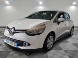la voiture blanche est garée sur un sol en damier dans le garage