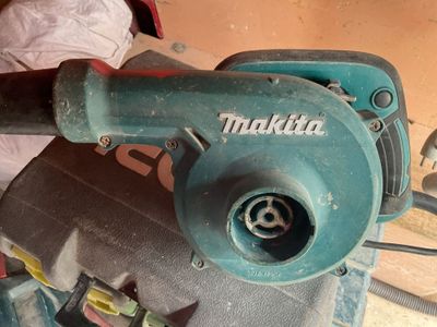 une petite machine posée sur une table