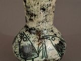 un petit vase orné d'un motif en noir et blanc