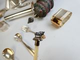 de nombreux types d'argenterie sur une table blanche