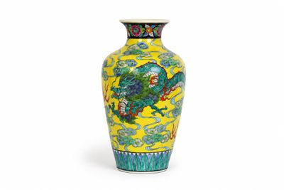 un vase jaune orné d'un motif bleu et vert