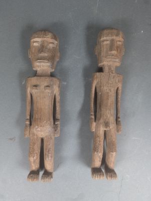 une paire de figurines en bois sculpté représentant un homme et une femme