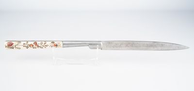 un couteau posé sur une table
