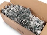 une boîte en carton remplie de papier déchiqueté posée sur une surface blanche