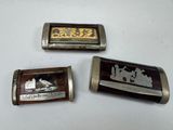 trois porte-cartes de visite en argent et en bois, ornés d'inscriptions en chinois