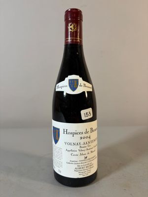 une bouteille de vin posée sur une table