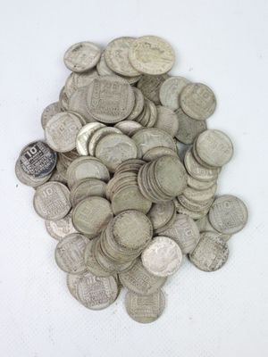 une pile de pièces d'argent sur une surface blanche