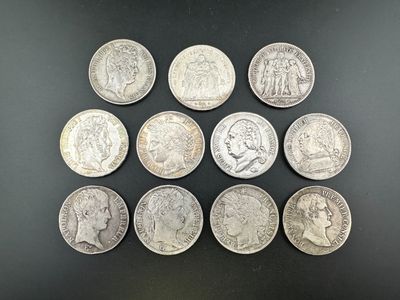 gros plan d'un paquet de pièces de monnaie sur une table