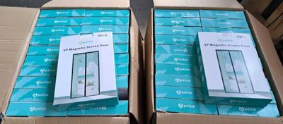 deux boîtes contenant des appareils électroniques posées sur un carton