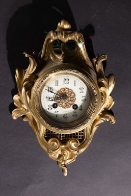 Cartel d'alcôve en bronze ciselé et doré, à décor de volutes, le cadra - Photo 1