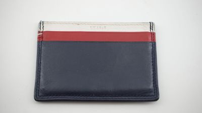 un portefeuille bleu et rouge avec une bande blanche sur le devant