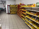 de nombreuses étagères dans le magasin, sur lesquelles sont disposés des produits alimentaires