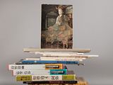 plusieurs livres empilés sur une table