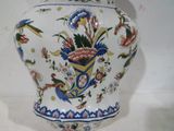 un vase avec un motif floral posé sur une table
