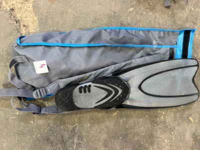 1 paire de palmes taille 42/43.