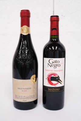 deux bouteilles de vin posées l'une à côté de l'autre sur une table
