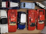 un grand nombre de petites voitures dans une boîte