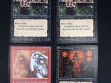 quatre cartes différentes sont posées sur une surface noire