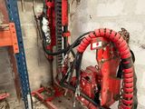 une borne d'incendie rouge au milieu d'une pièce