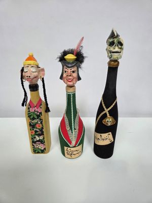 BOUTEILLES, ensemble de trois bouteilles à alcools decorativ…