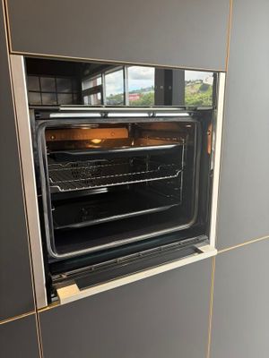 un four encastré dans le mur de la cuisine